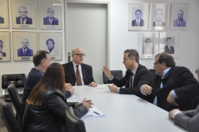 Deputado Luis Augusto Lara discute obras do município de Bagé.